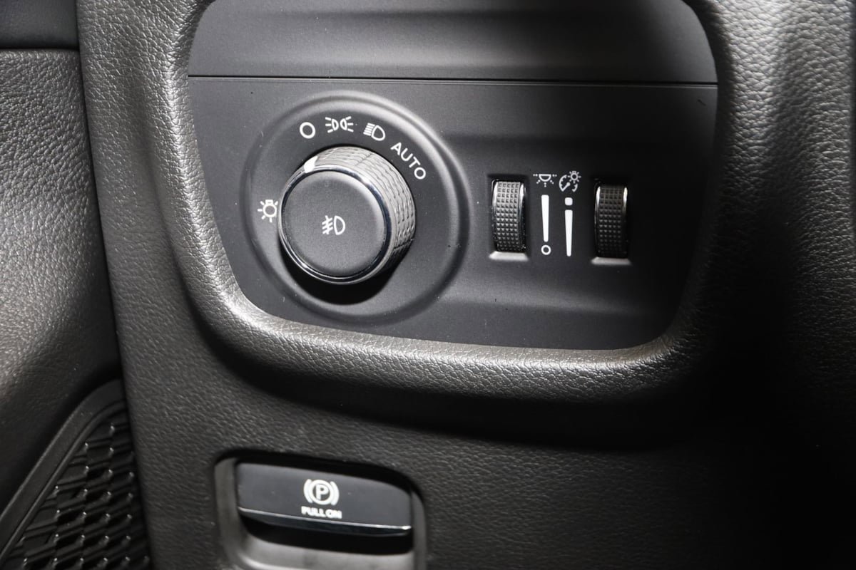 Used 2023 Jeep Grand Cherokee L Limited AWD/4WD image 31