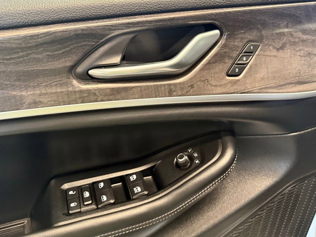 Used 2025 Jeep Grand Cherokee L Limited w/ Luxury Tech Group II image 25