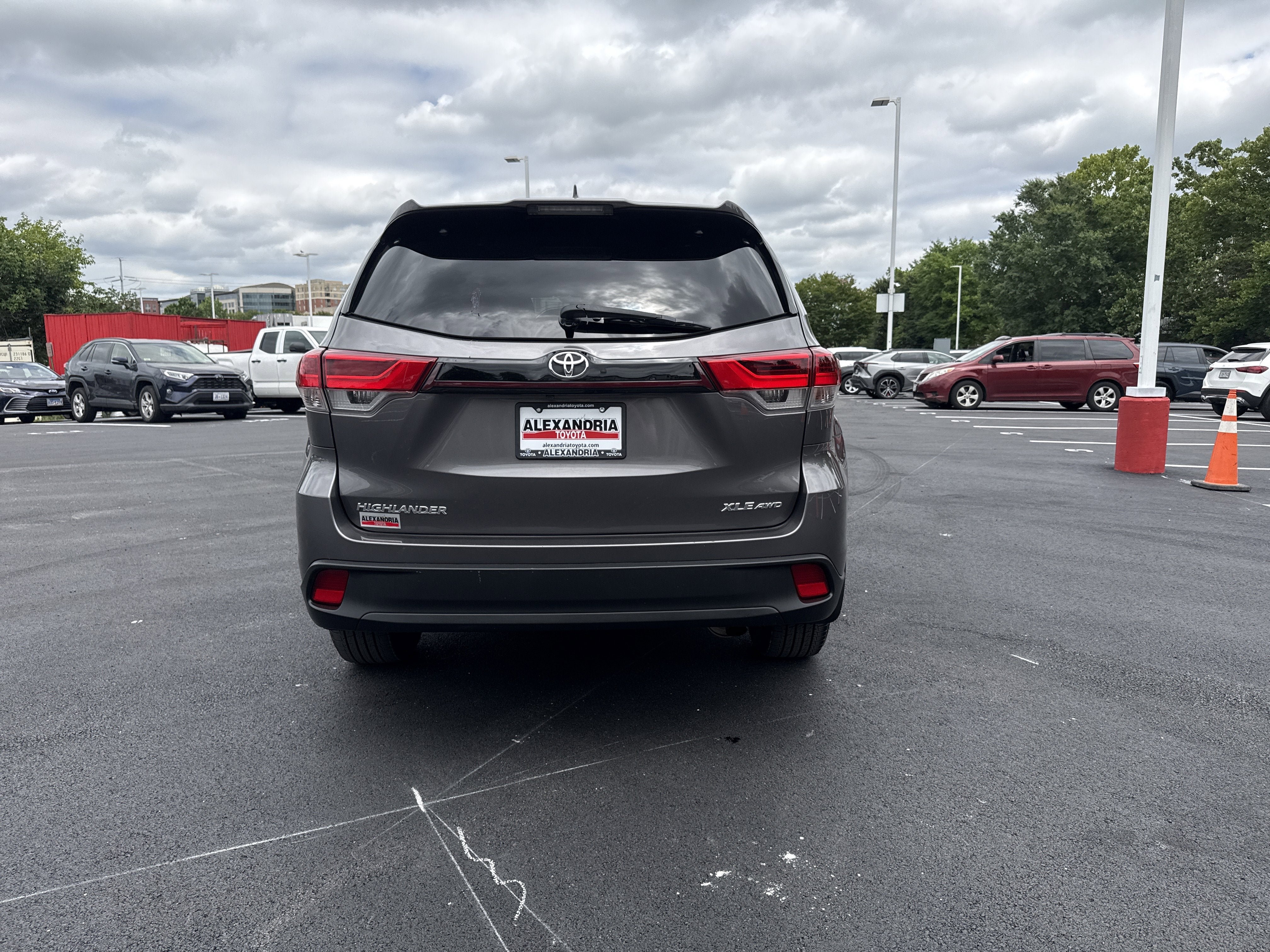 Used 2019 Toyota Highlander XLE AWD/4WD image 4