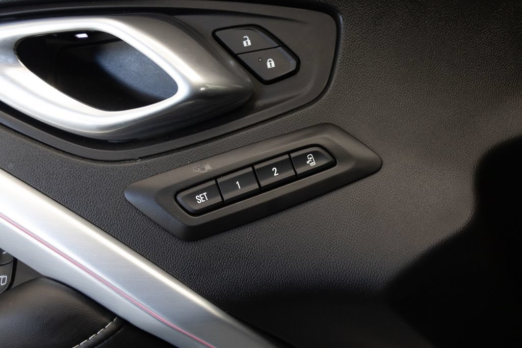 Used 2018 Chevrolet Camaro SS RWD image 17