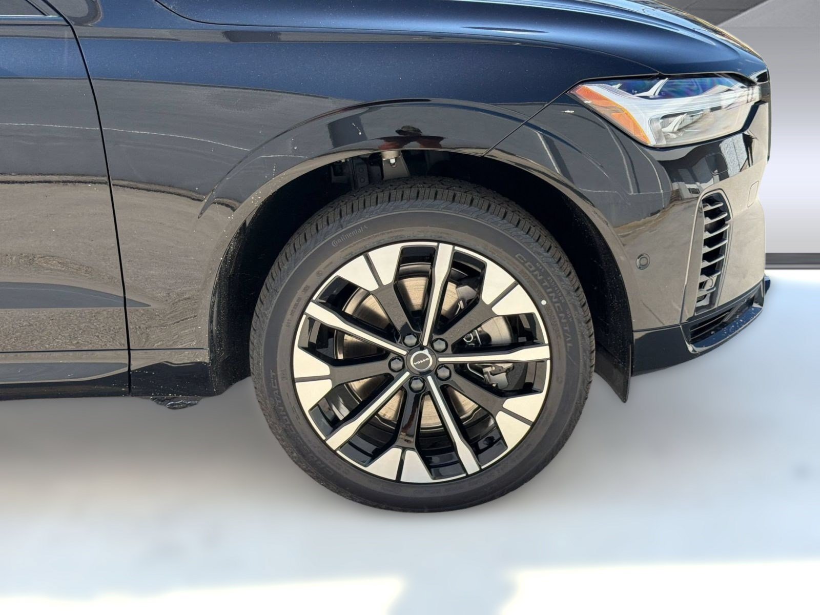 New 2026 Volvo XC60 T8 Plus w/ Climate Package AWD/4WD image 11