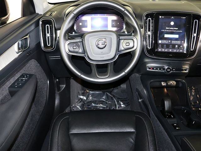 Used 2024 Volvo XC40 B5 Core AWD/4WD image 3