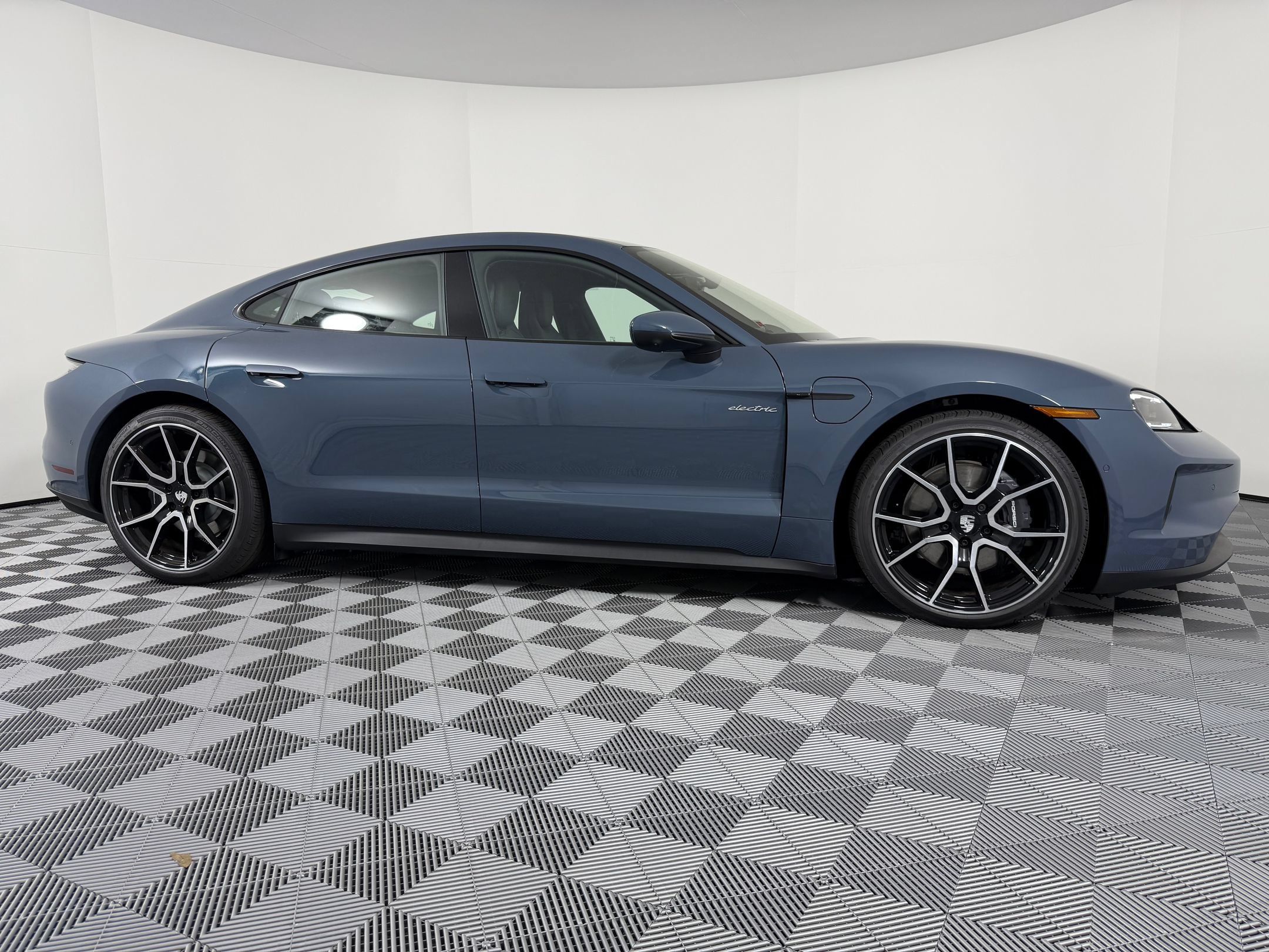 Certified 2026 Porsche Taycan AWD/4WD image 8