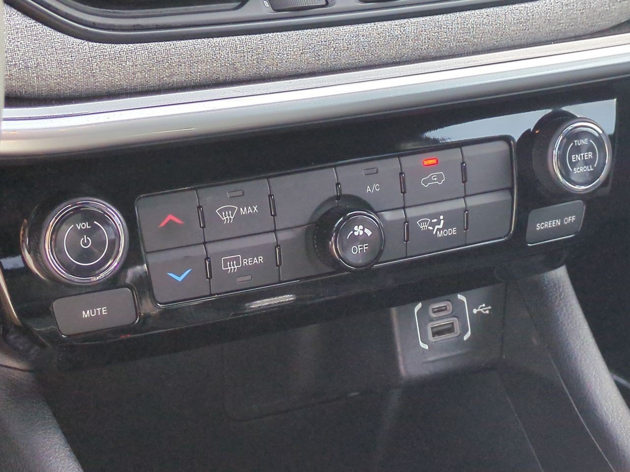 Used 2024 Jeep Compass Latitude AWD/4WD image 24