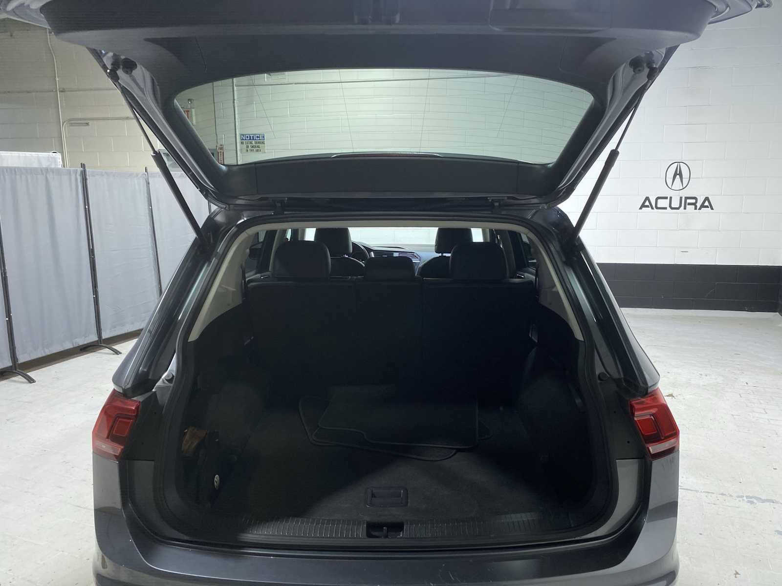 Used 2018 Volkswagen Tiguan SE AWD/4WD image 19