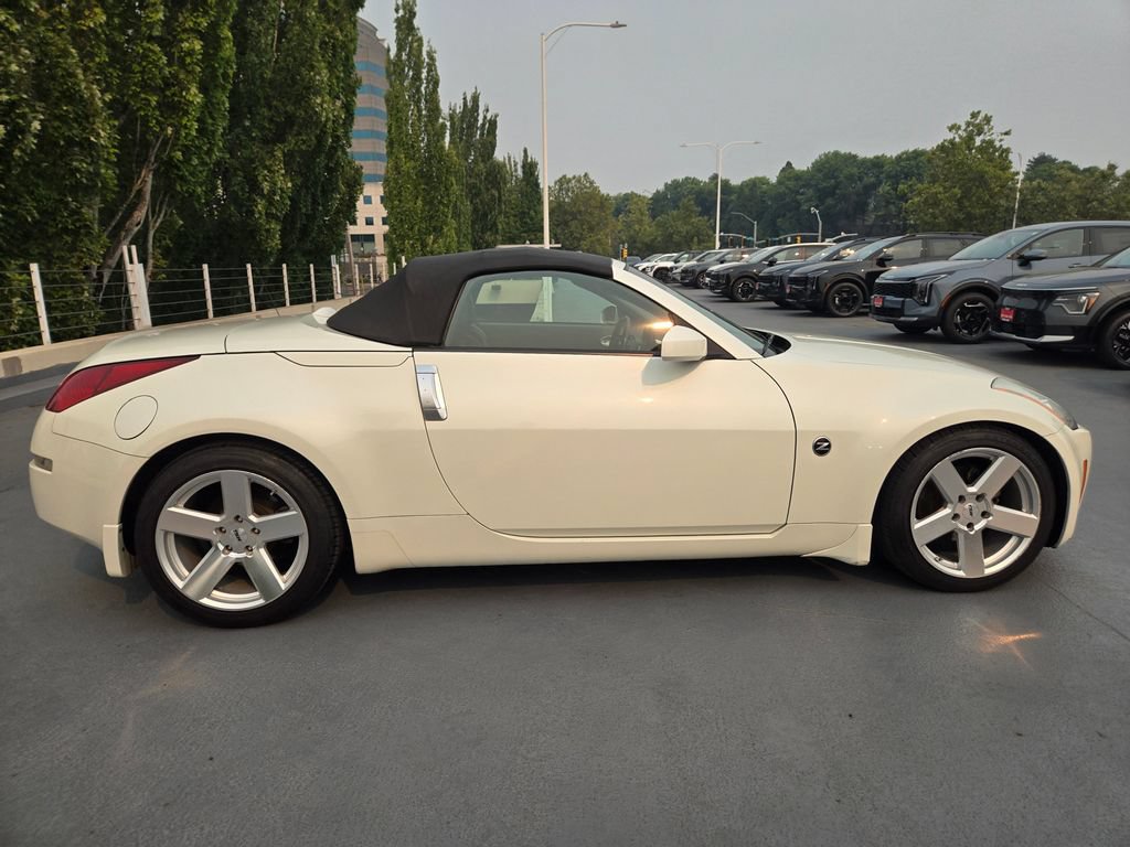 Used 2004 Nissan 350Z Touring RWD image 2