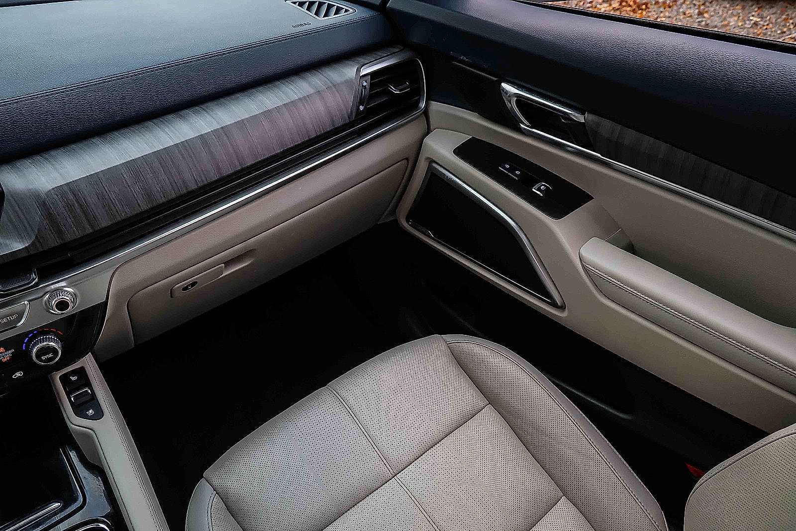 Used 2023 Kia Telluride EX w/ EX Captain's Chair Package image 18