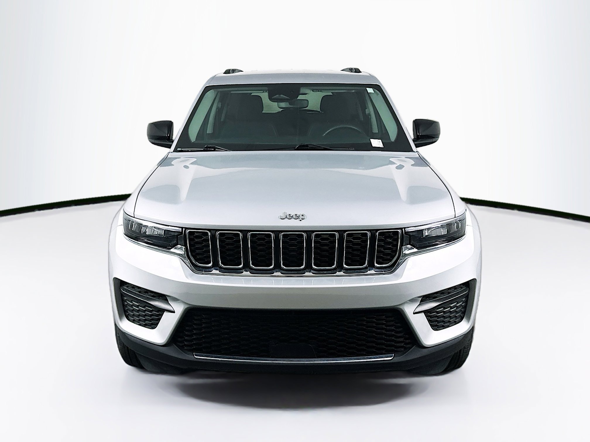 Used 2023 Jeep Grand Cherokee Laredo image 2