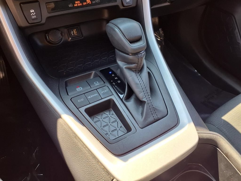 Used 2025 Toyota RAV4 XLE FWD image 11