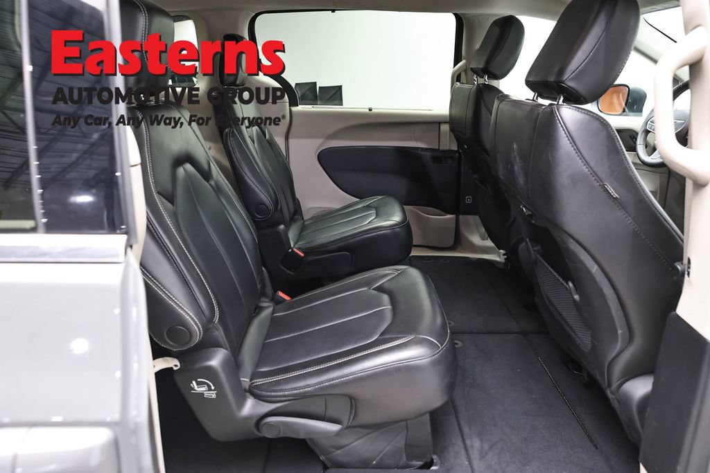 Used 2023 Chrysler Pacifica Touring-L FWD image 23