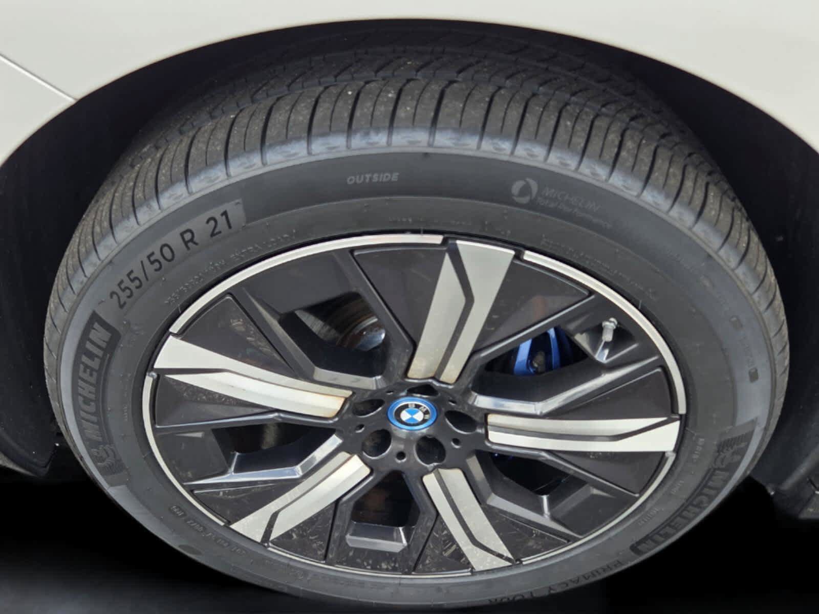 Used 2024 BMW iX xDrive50 w/ Premium Package AWD/4WD image 9