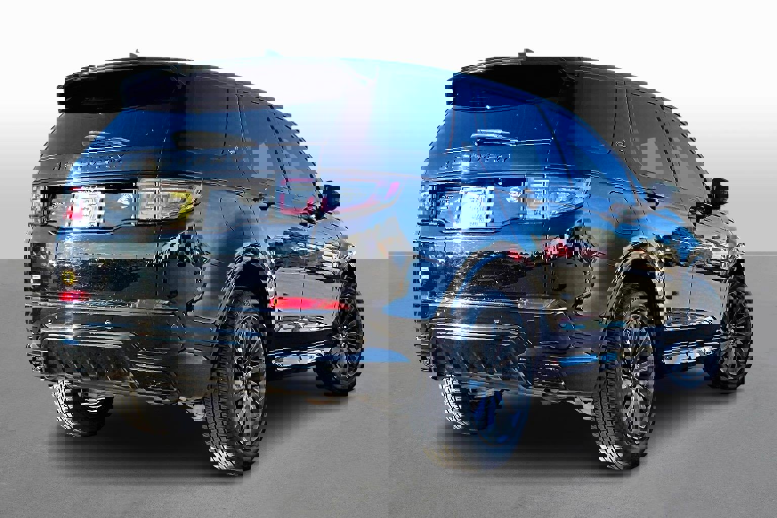 Used 2020 Land Rover Discovery Sport SE R-Dynamic image 2