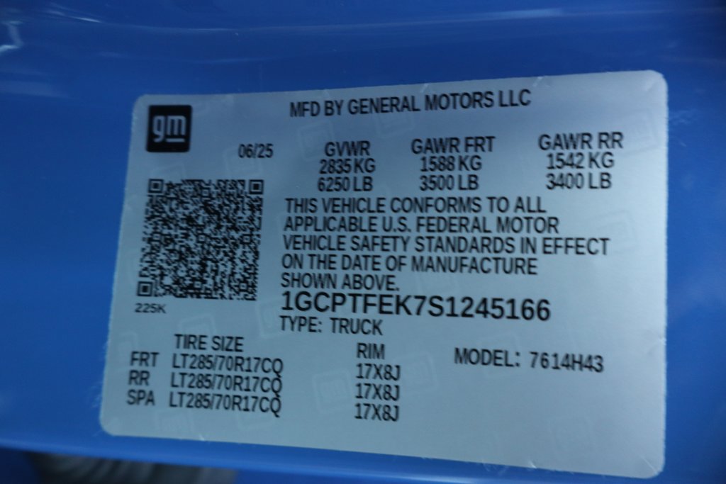 Used 2025 Chevrolet Colorado ZR2 w/ Technology Package AWD/4WD image 39