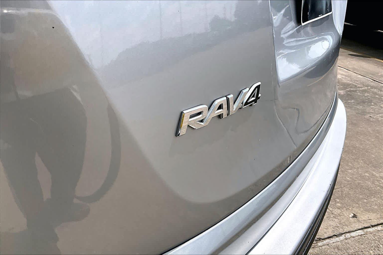 Used 2017 Toyota RAV4 LE FWD image 31