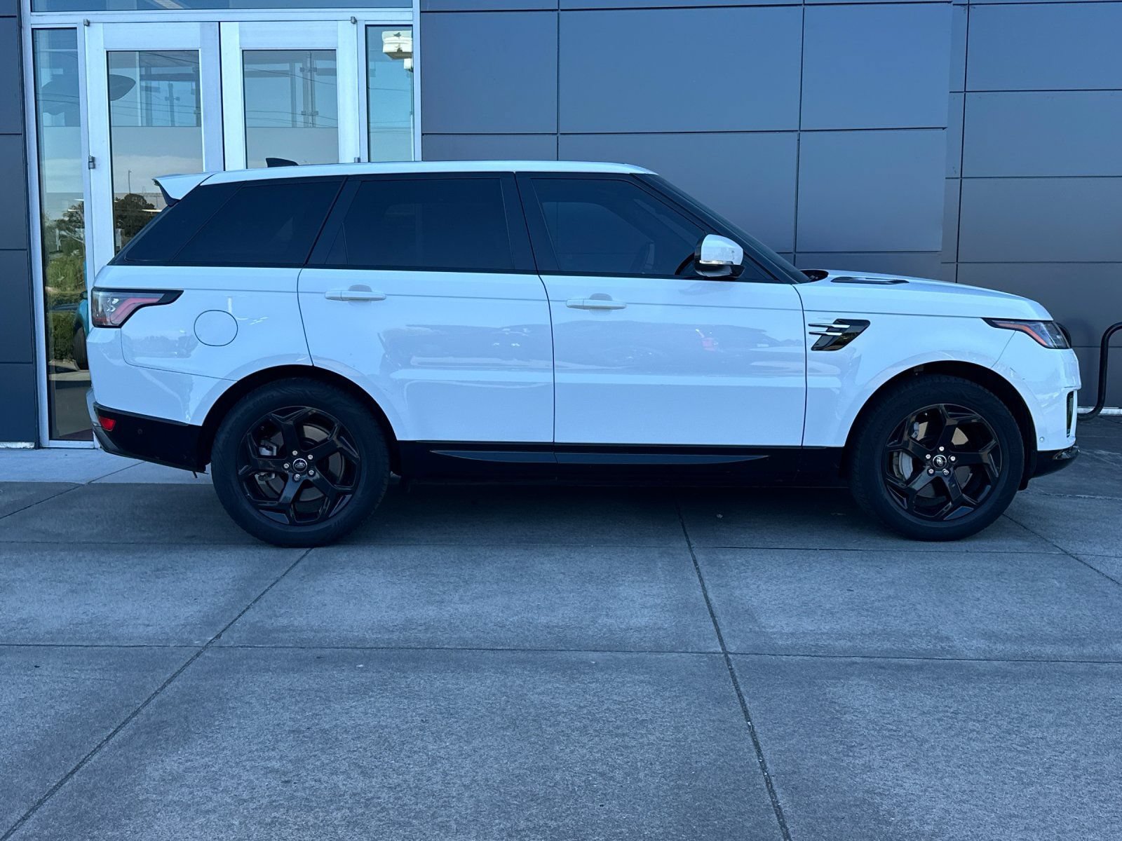 Used 2020 Land Rover Range Rover Sport HSE AWD/4WD image 2