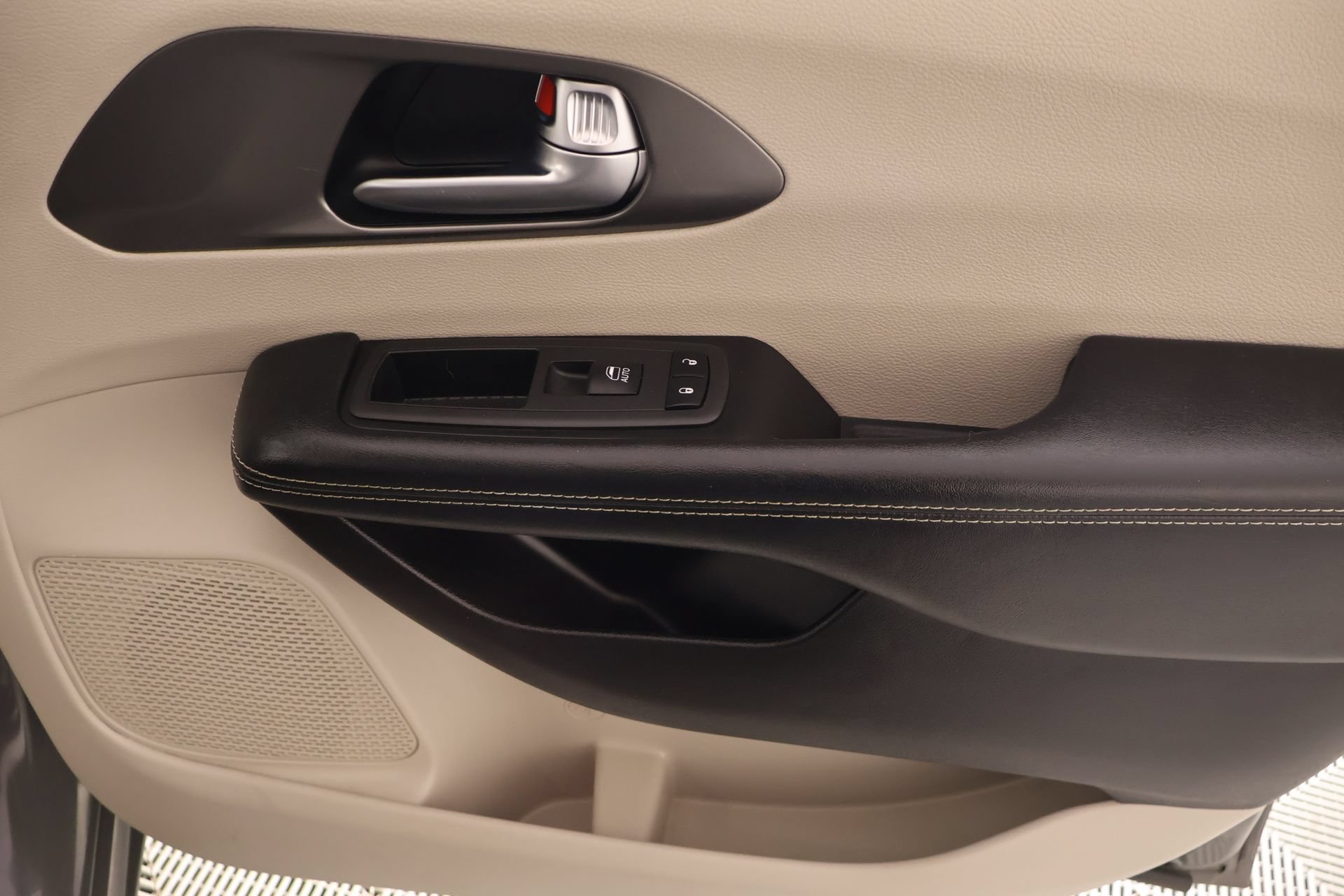 Used 2022 Chrysler Pacifica Touring-L FWD image 15
