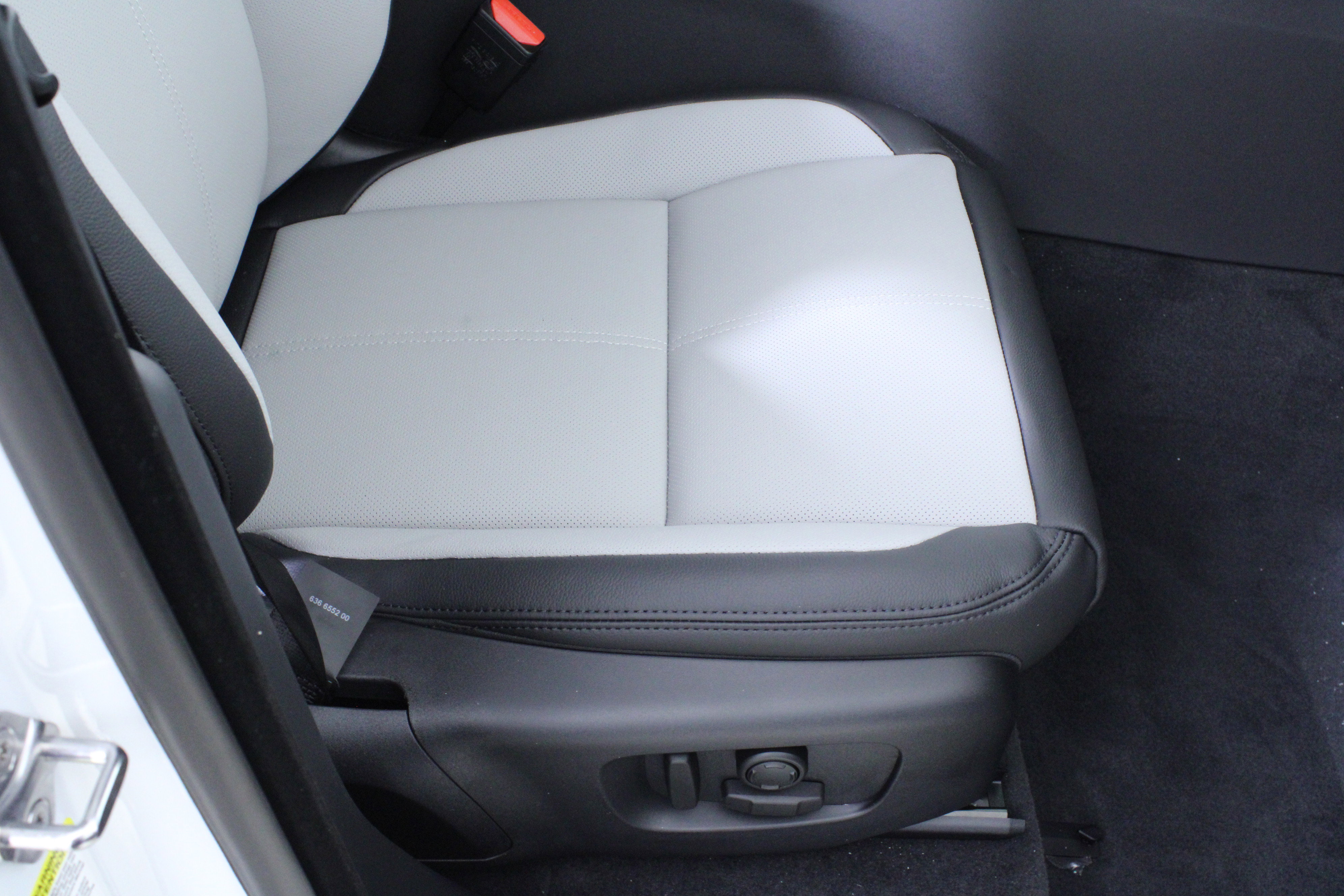 New 2026 Land Rover Range Rover Velar Dynamic SE image 13