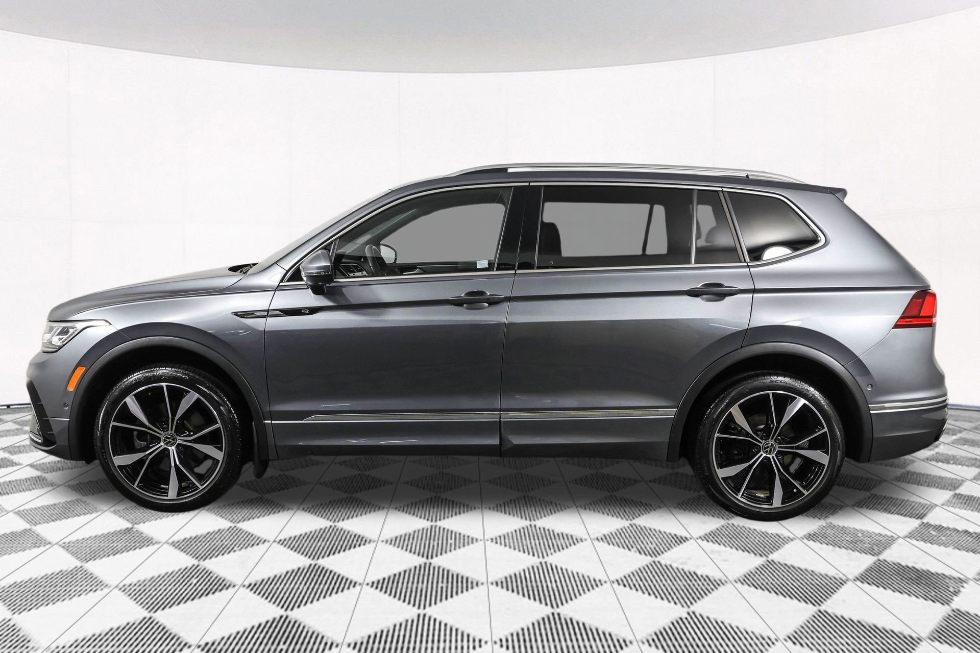Used 2024 Volkswagen Tiguan SEL R-Line AWD/4WD image 23