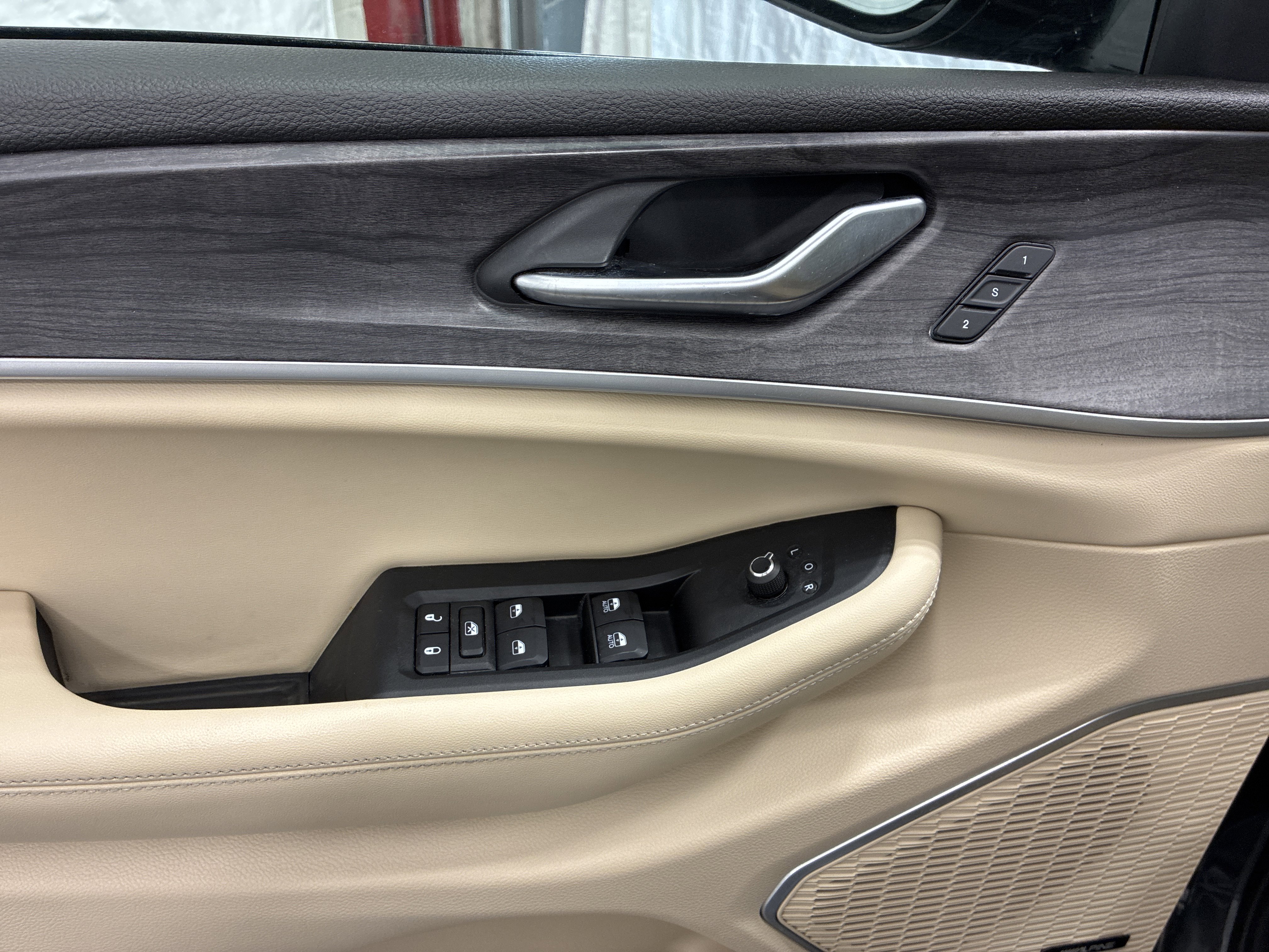 Certified 2024 Jeep Grand Cherokee L Limited w/ Luxury Tech Group II AWD/4WD image 19