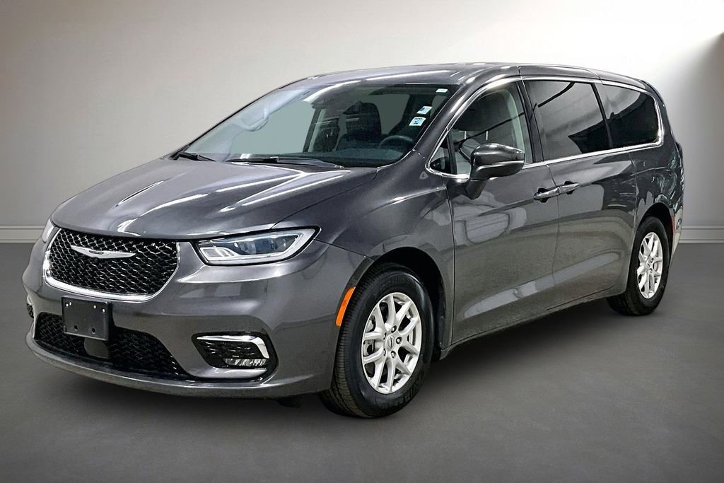 Used 2023 Chrysler Pacifica Touring-L image 3