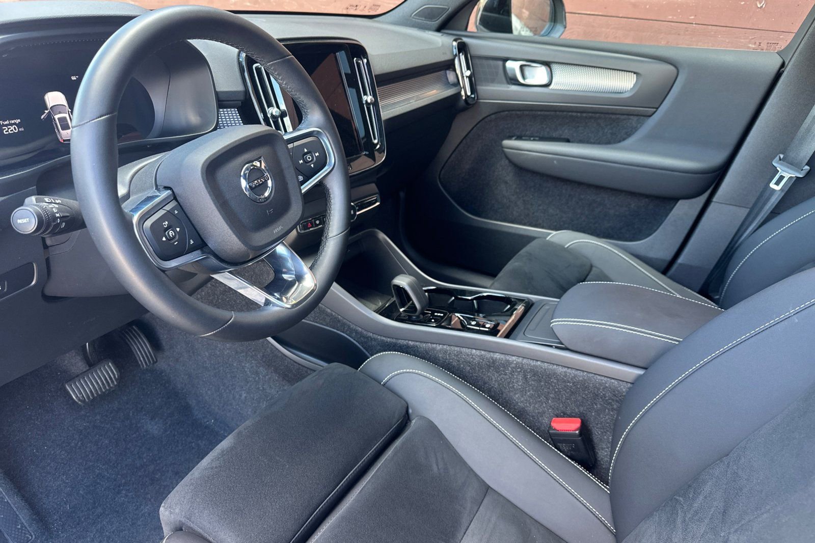 Certified 2025 Volvo XC40 B5 Plus AWD/4WD image 14