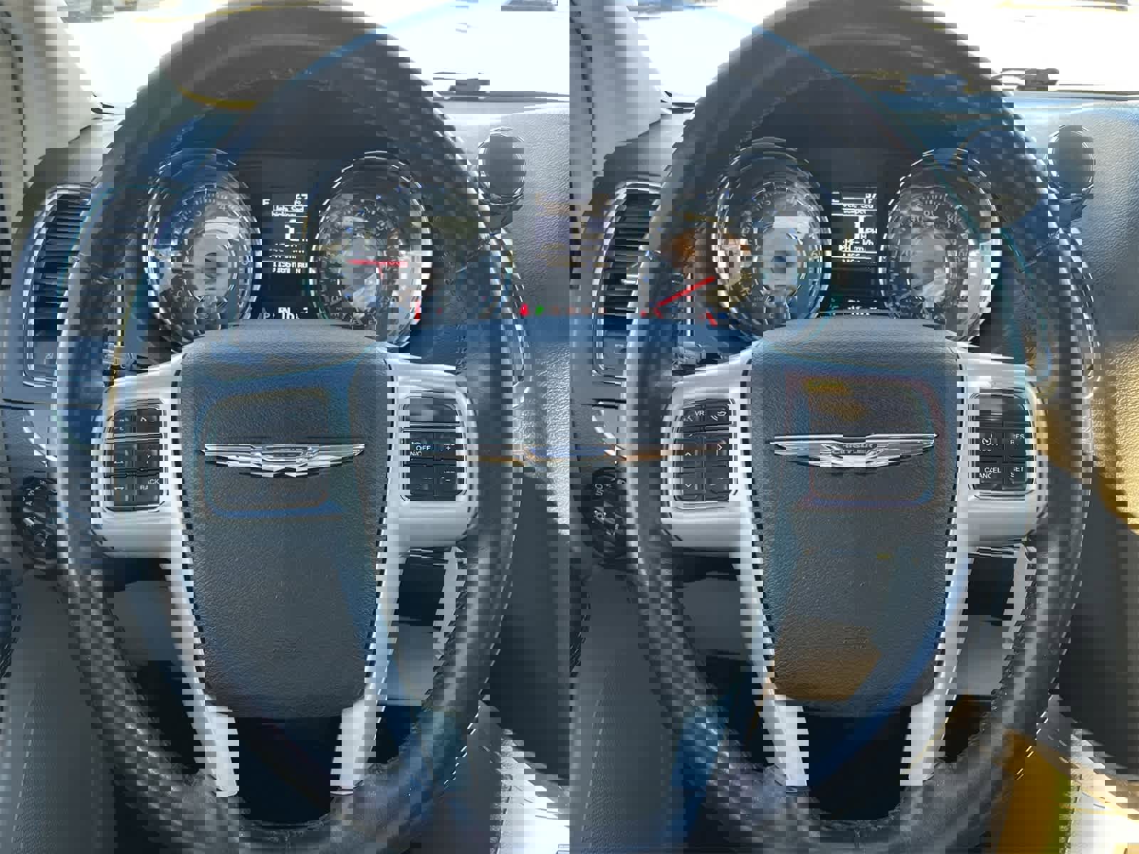 Used 2015 Chrysler Town & Country Touring-L w/ Driver Convenience Group image 21