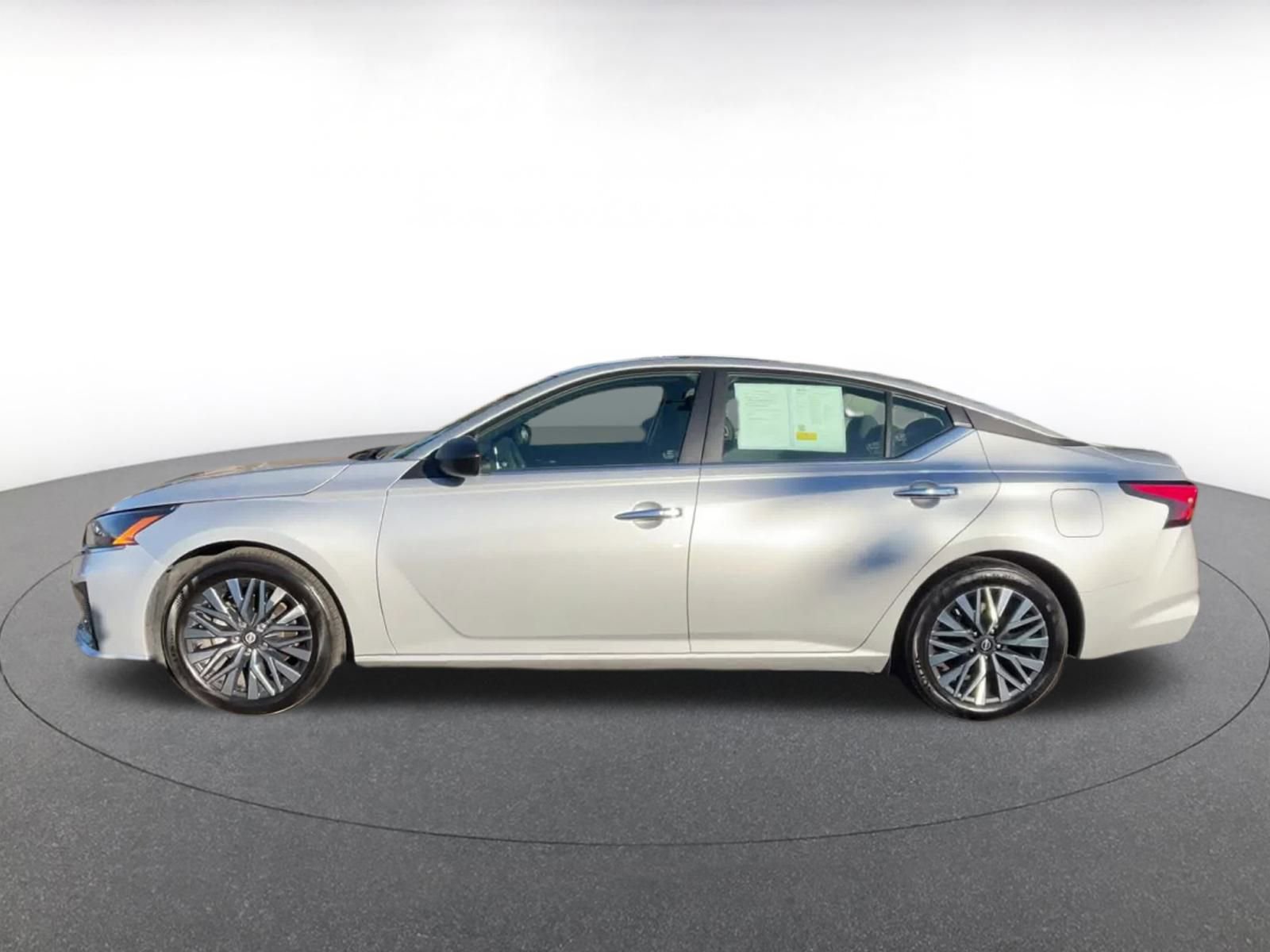Used 2024 Nissan Altima 2.5 SV image 9