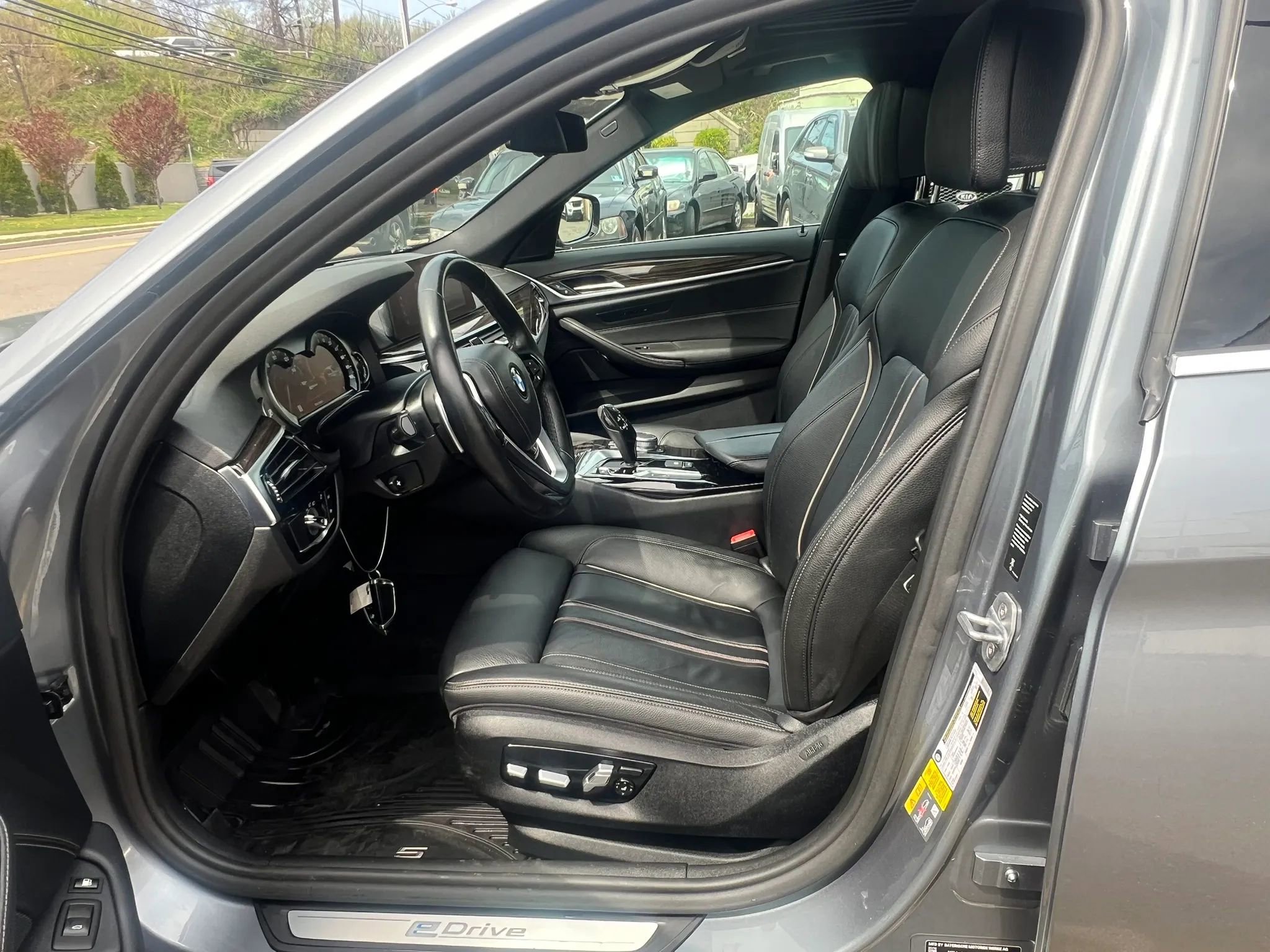 Used 2019 BMW 530e xDrive w/ Convenience Package image 27