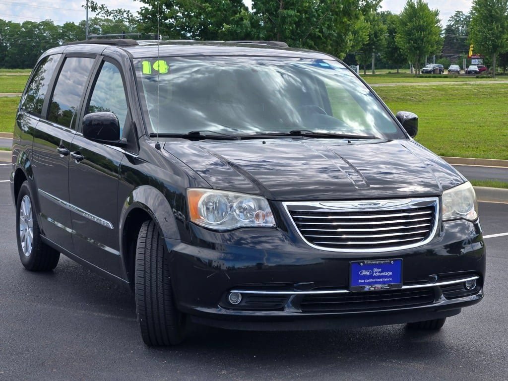 Used 2014 Chrysler Town & Country Touring FWD image 4