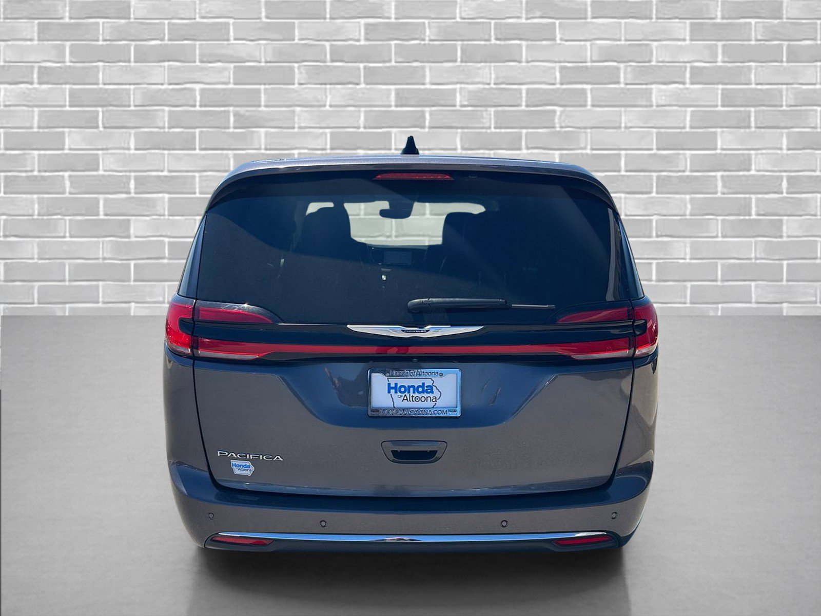 Used 2023 Chrysler Pacifica Touring-L FWD image 4