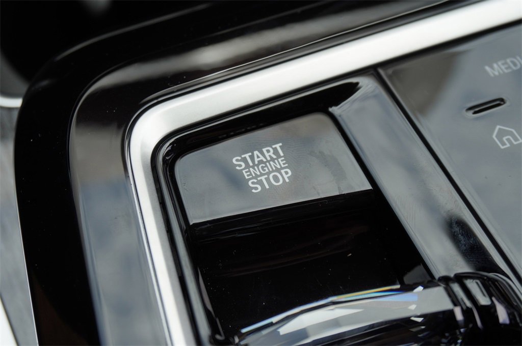 New 2025 BMW 740i w/ Executive Package image 14