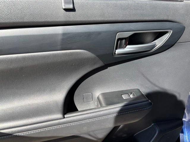 Used 2021 Toyota Highlander XLE AWD/4WD image 15