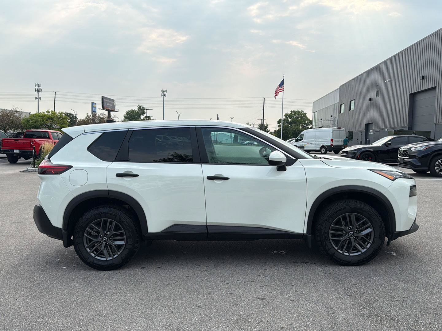 Used 2022 Nissan Rogue S FWD image 2