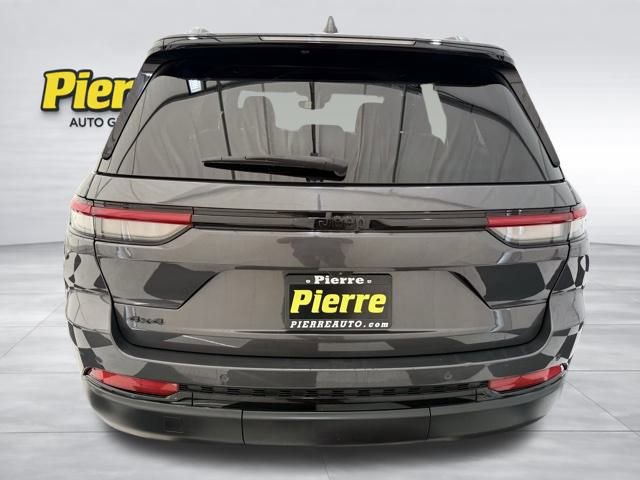 Used 2023 Jeep Grand Cherokee Altitude image 3