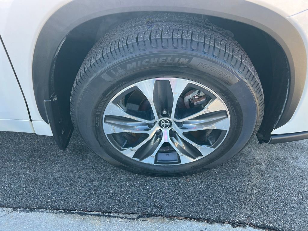 Used 2021 Toyota Highlander XLE image 11