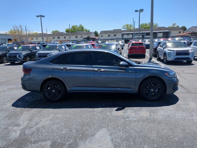 Used 2022 Volkswagen Jetta SE image 5