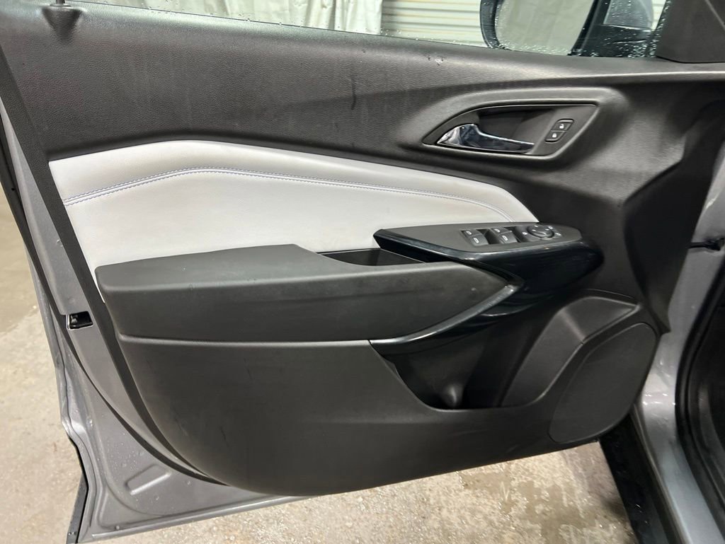 Used 2025 Chevrolet Trax LT w/ LT Convenience Package FWD image 9