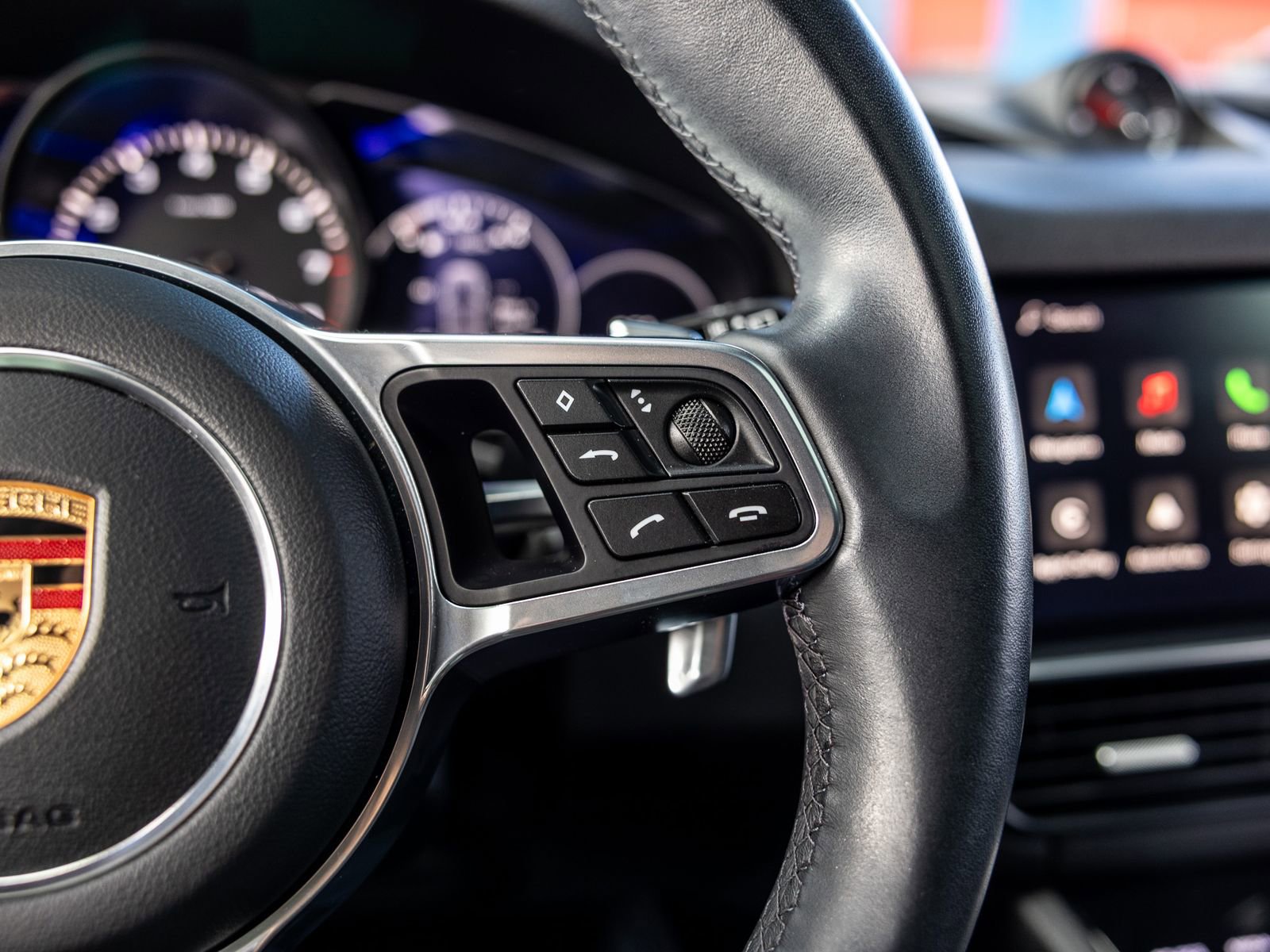 Certified 2023 Porsche Cayenne Platinum Edition image 32