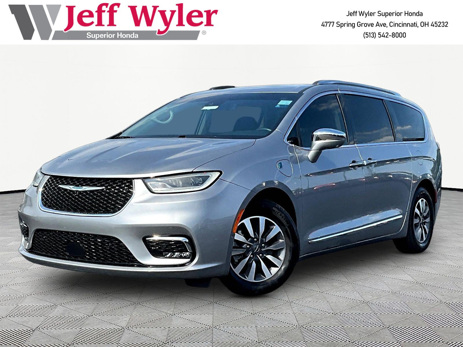 Used 2021 Chrysler Pacifica Limited w/ Uconnect Theater Family Group FWD image 1