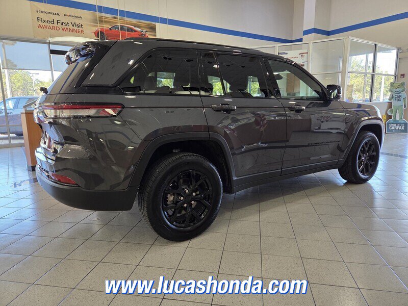 Used 2025 Jeep Grand Cherokee Altitude RWD image 4