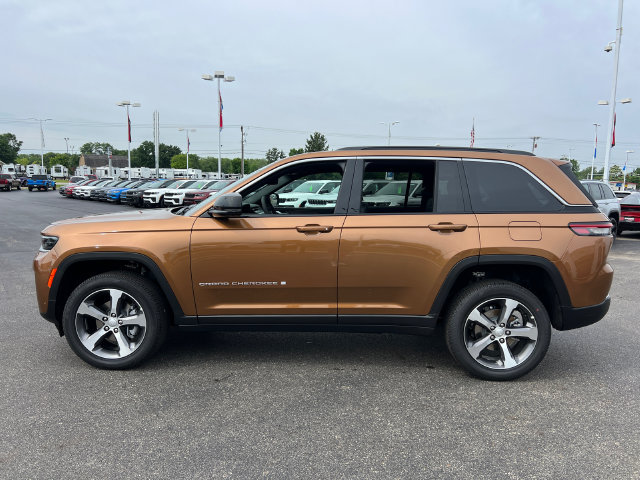 New 2026 Jeep Grand Cherokee Limited w/ Luxury Tech Group II AWD/4WD image 4