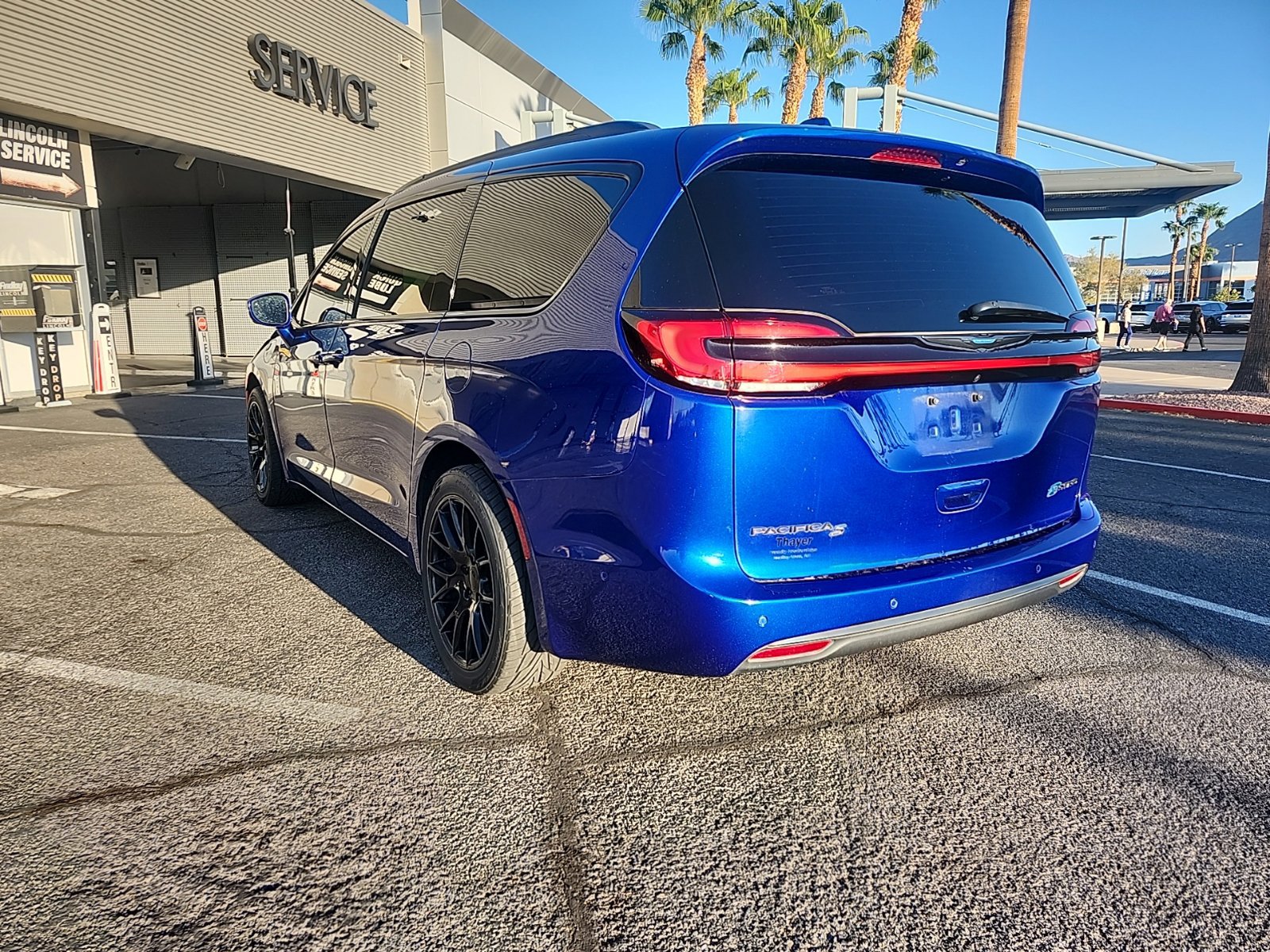 Used 2021 Chrysler Pacifica Limited w/ Uconnect Theater Family Group FWD image 5