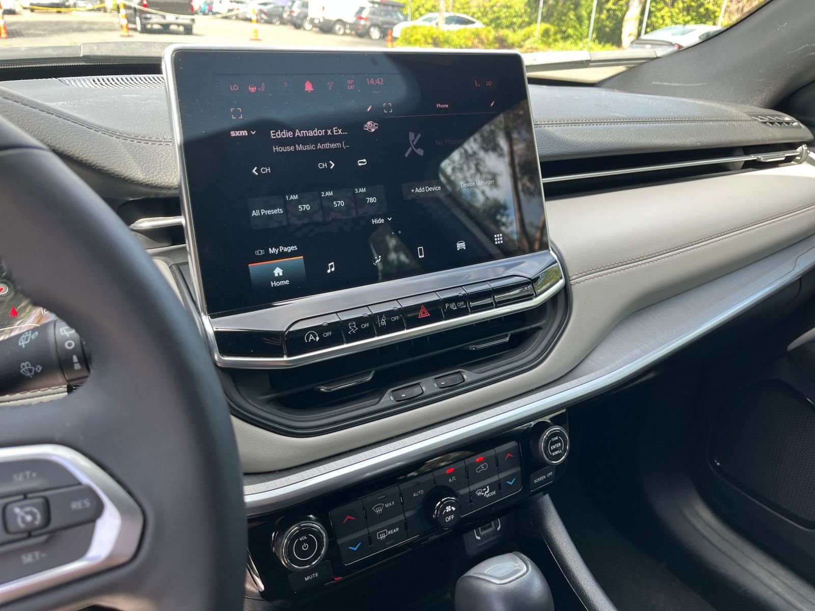 Used 2025 Jeep Compass Limited image 17