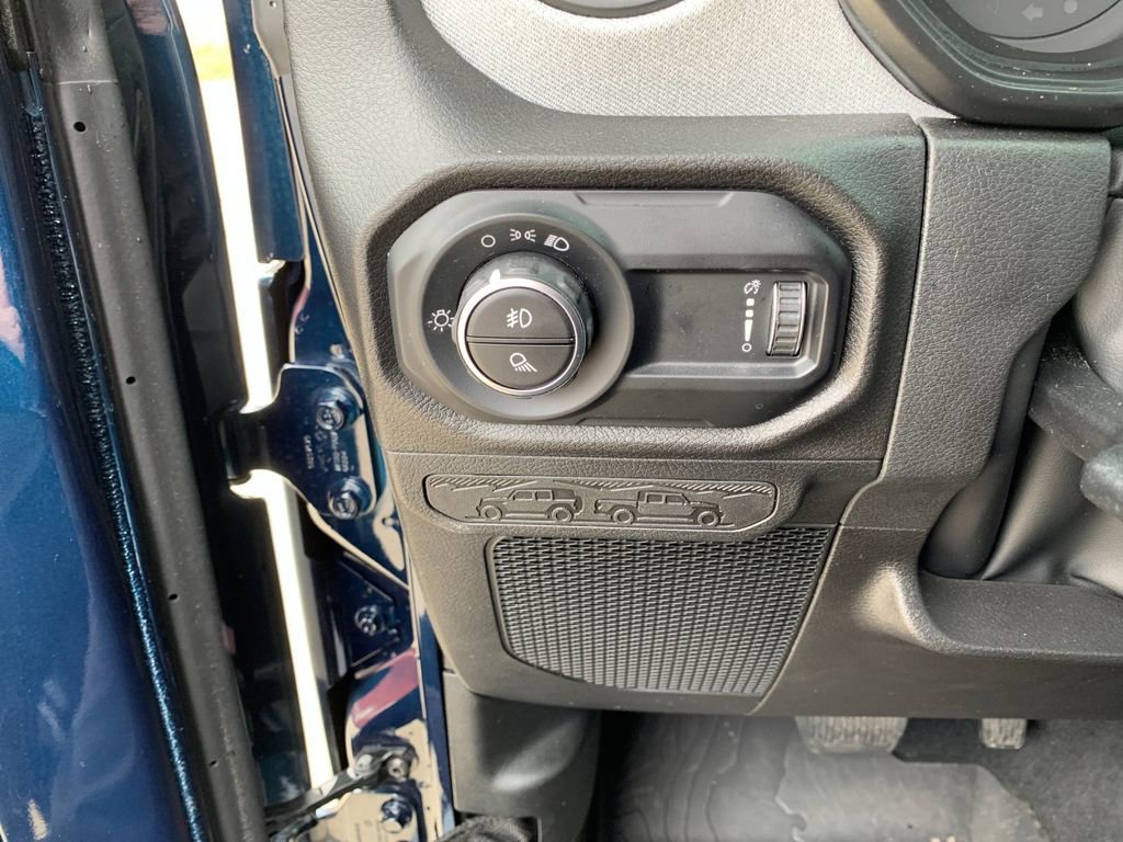 Used 2025 Jeep Gladiator Sport image 32