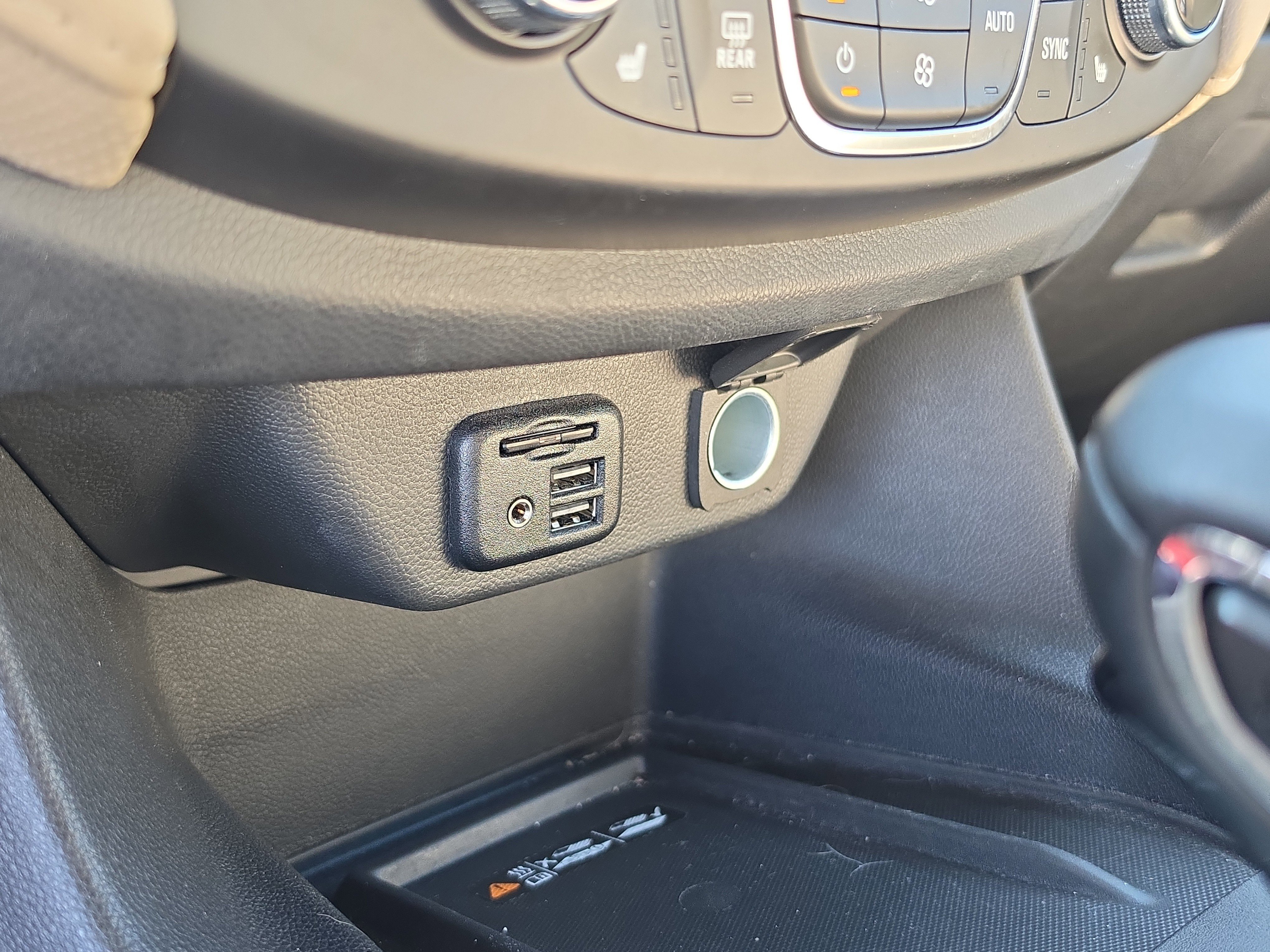 Used 2023 Chevrolet Traverse Premier FWD image 26