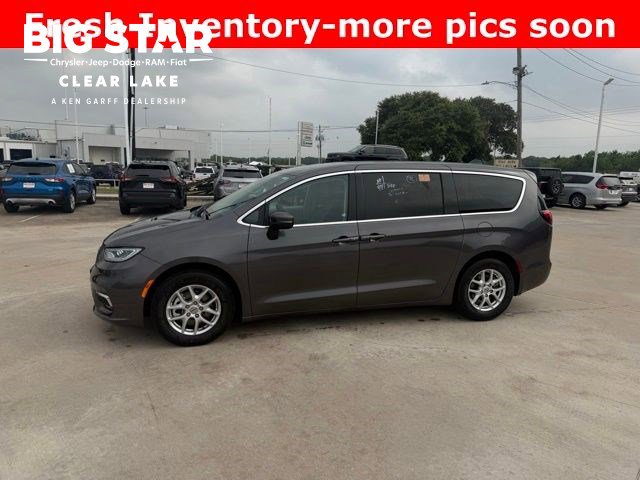 Used 2023 Chrysler Pacifica Touring-L FWD image 1