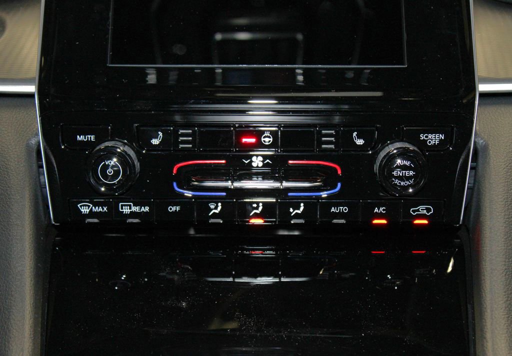 New 2025 Jeep Grand Cherokee Altitude image 21
