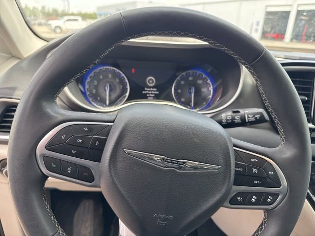 Used 2024 Chrysler Pacifica Touring-L FWD image 14