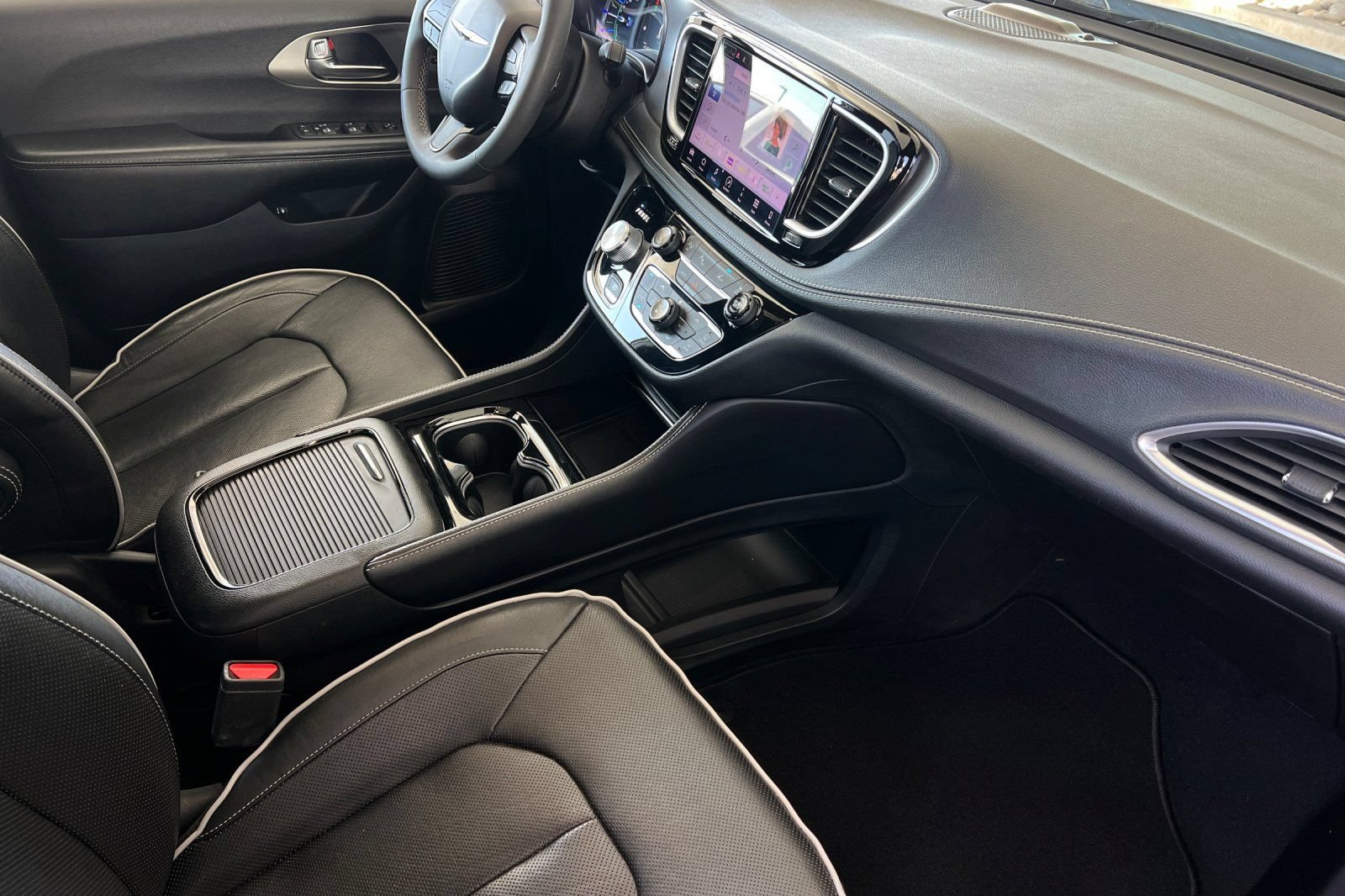 Used 2022 Chrysler Pacifica Limited w/ Uconnect Theater Family Group FWD image 22