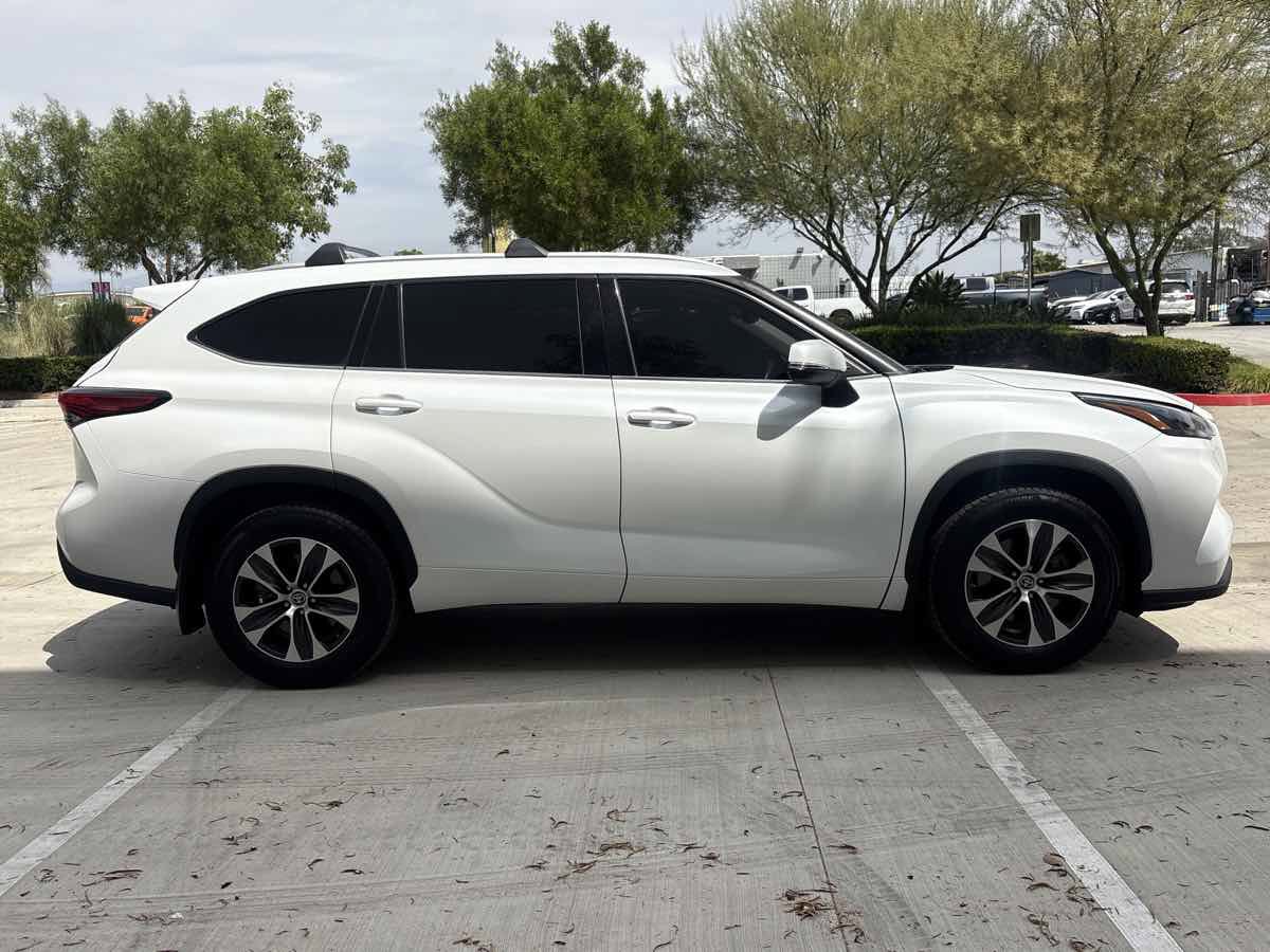 Used 2022 Toyota Highlander XLE FWD image 2